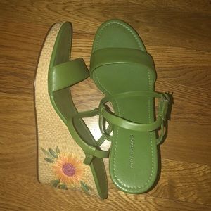 Ann Taylor green leather embroidered wedges 8.5
